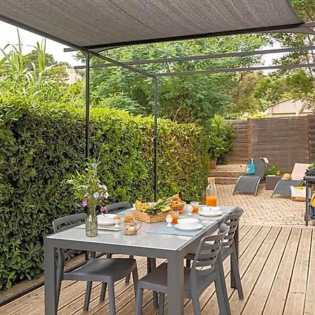 Holiday home Le Mimosa, Mobil-home Climatise Au Coeur Du Vignoble Et A Quelques Metres De La Hyeres